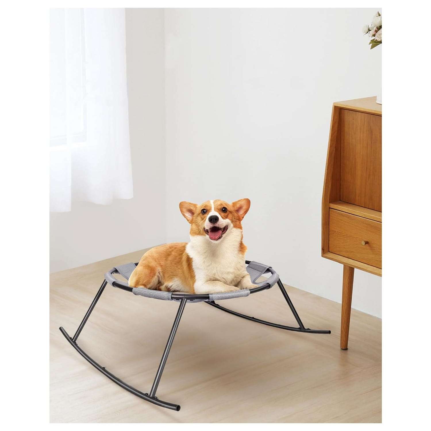 Cama elevada de malla transpirable para perros pequenos con marco de metal y diseno portatil.