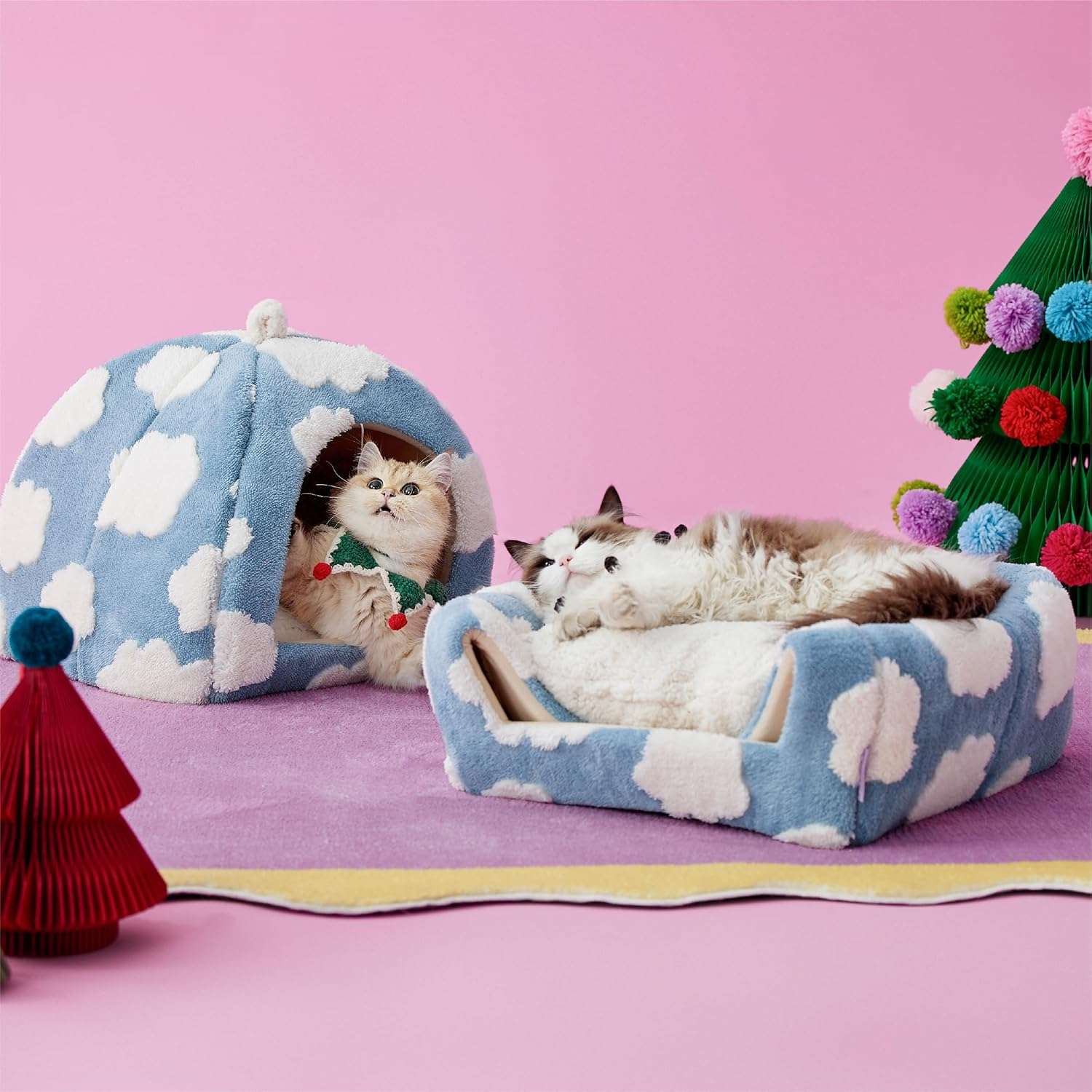Cama tipo tienda de campaña para gatos de tela sherpa suave con pelota colgante y cojin lavable.