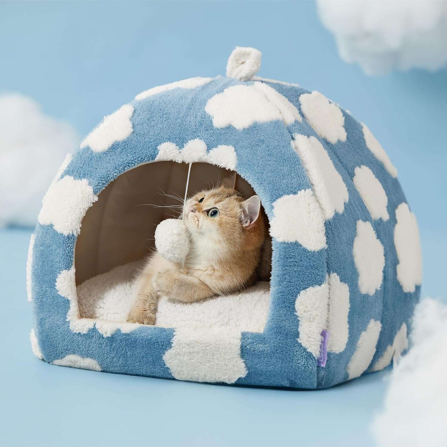 Cama tipo tienda de campaña para gatos de tela sherpa suave con pelota colgante y cojin lavable.