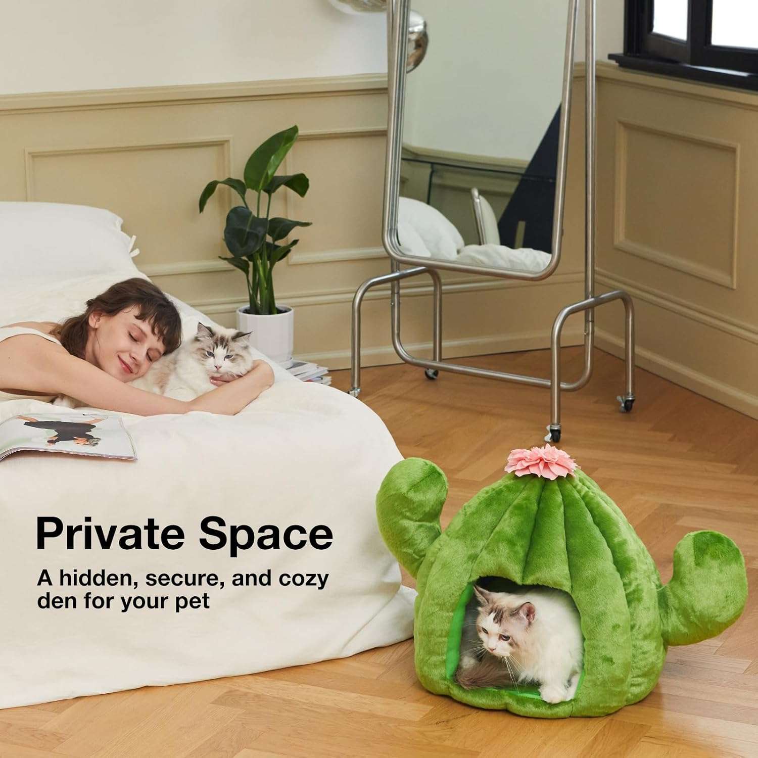 Cama cueva de felpa con diseño de cactus y cojín extraíble para gatos y perros pequeños.