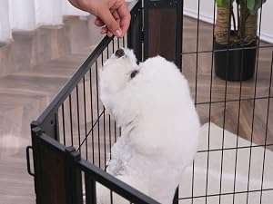 Corralito modular resistente para mascotas diseñado para uso en interiores y exteriores con paneles variables.
