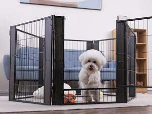Corralito modular resistente para mascotas diseñado para uso en interiores y exteriores con paneles variables.