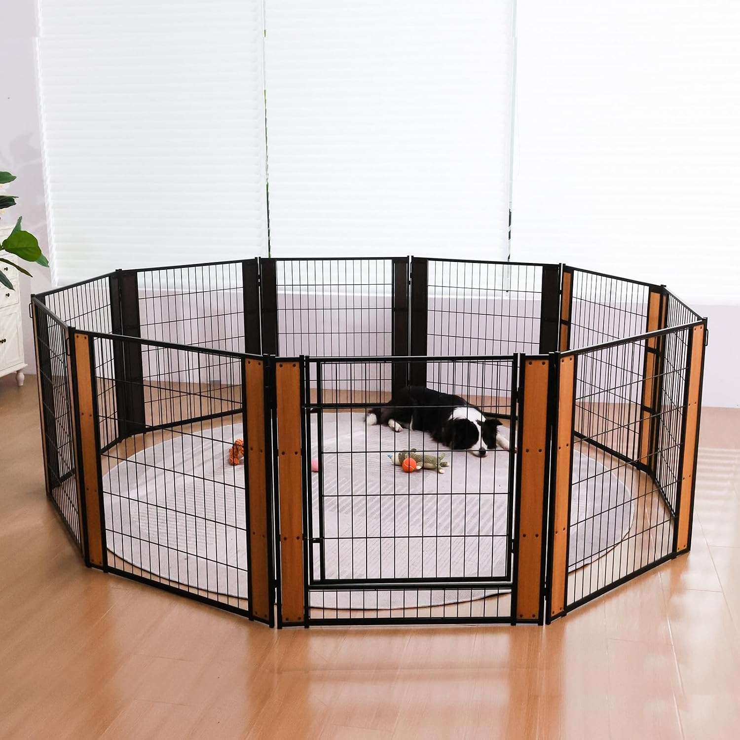 Corralito modular resistente para mascotas diseñado para uso en interiores y exteriores con paneles variables.