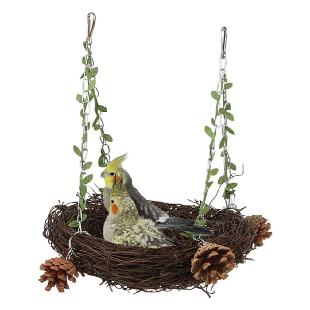 Columpio multifuncional de ratan para aves con torres de pino y campanas.