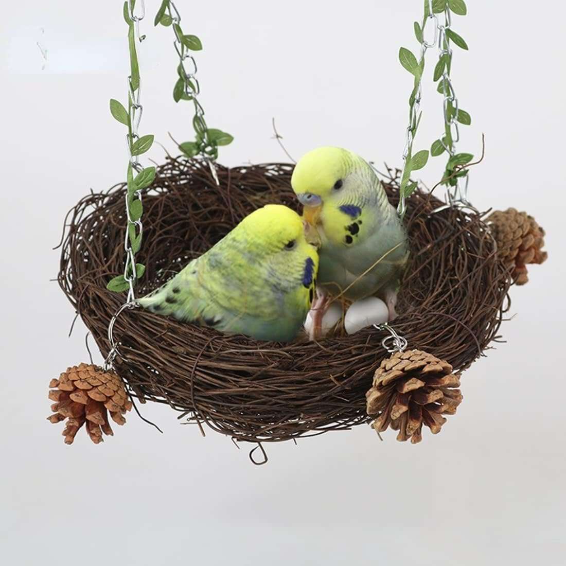 Columpio multifuncional de ratan para aves con torres de pino y campanas.