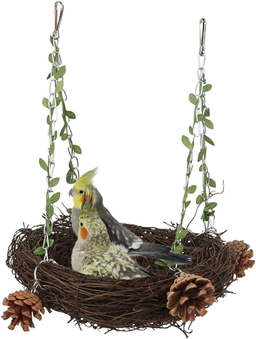 Columpio multifuncional de ratan para aves con torres de pino y campanas.