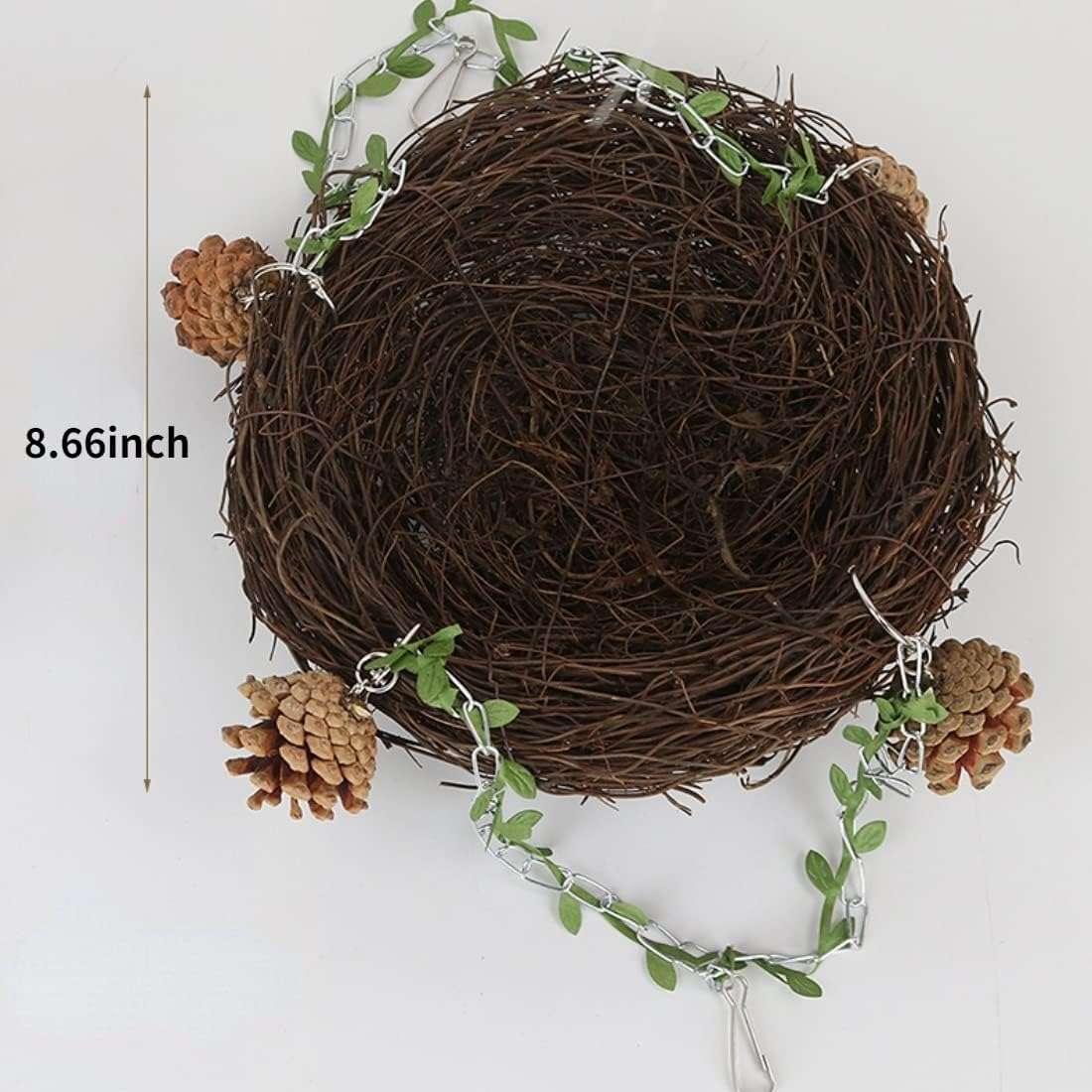 Columpio multifuncional de ratan para aves con torres de pino y campanas.