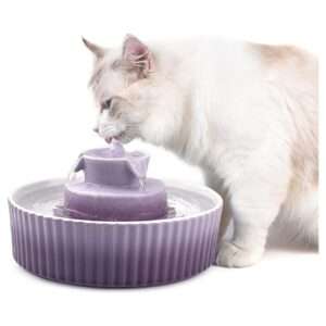 Fuente de agua de cerámica 2.1L para perros y gatos. Bebedero silencioso tipo cascada, ideal para fomentar la hidratación con un flujo natural.