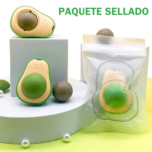 Juguete para gatos con bola de hierba gatera adhesiva.