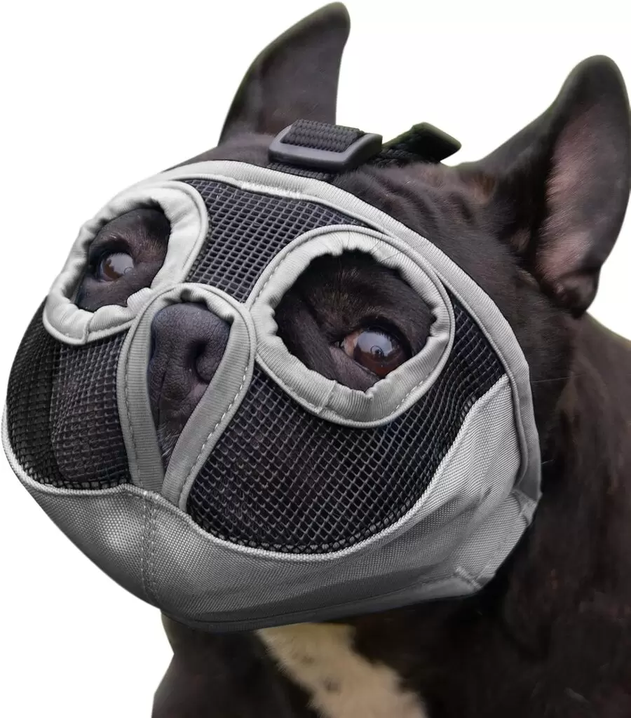 Bozal de malla transpirable para perros de hocico corto, como bulldogs o pugs.