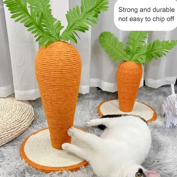 Rascador de sisal para gatos con forma de zanahoria.