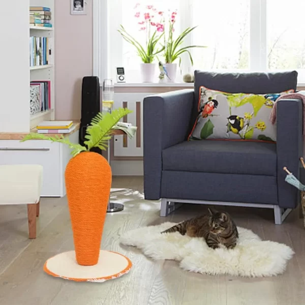 Rascador de sisal para gatos con forma de zanahoria.
