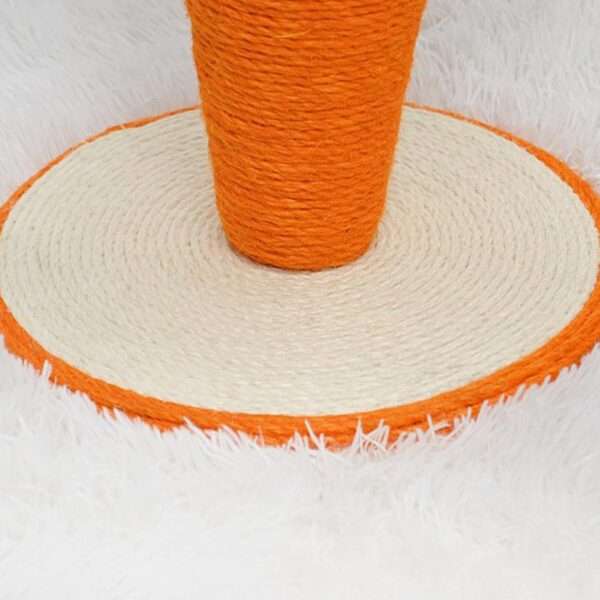 Rascador de sisal para gatos con forma de zanahoria.