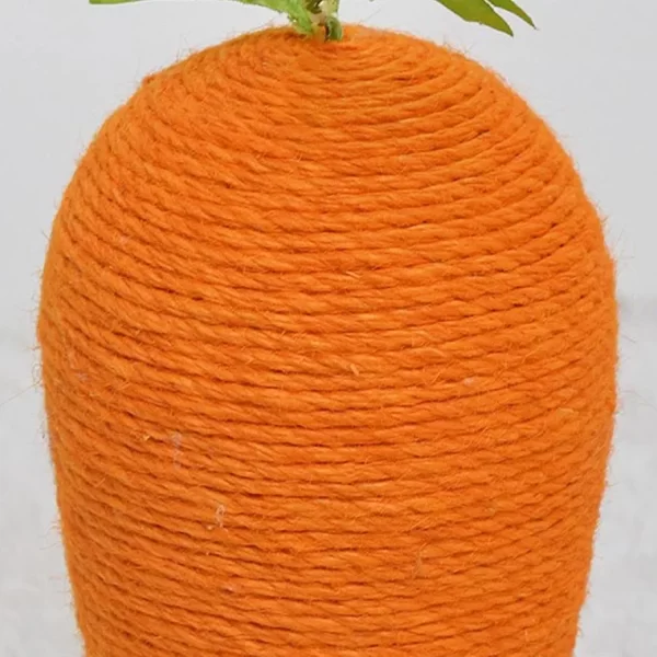 Rascador de sisal para gatos con forma de zanahoria.