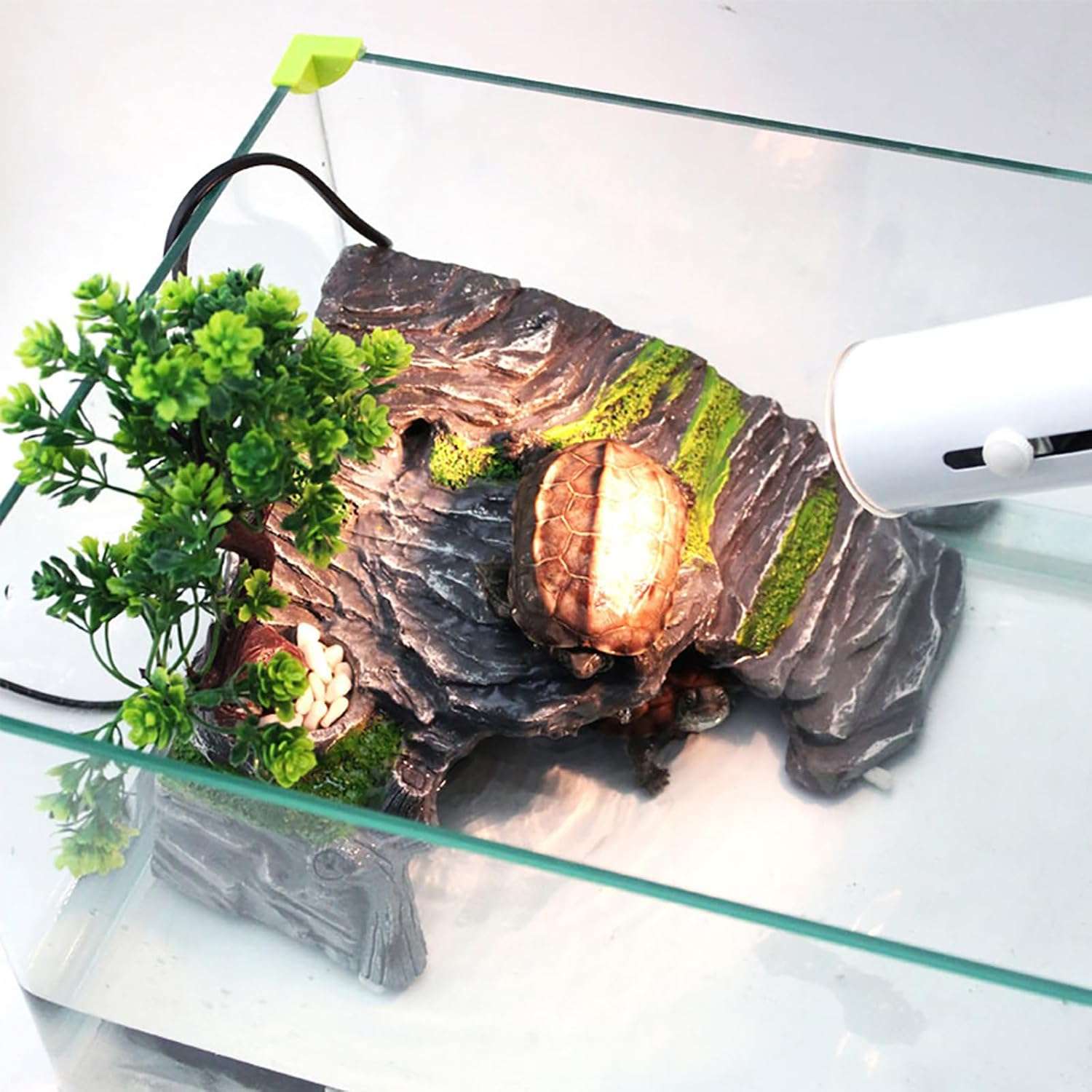 Escondite de resina para terrario, con diseño de roca y árbol en ángulo recto para maximizar el espacio en la esquina.