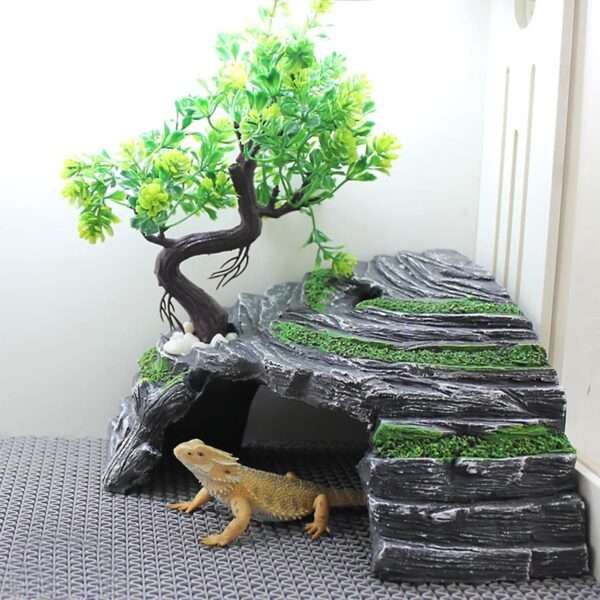 Escondite de resina para terrario, con diseño de roca y árbol en ángulo recto para maximizar el espacio en la esquina.