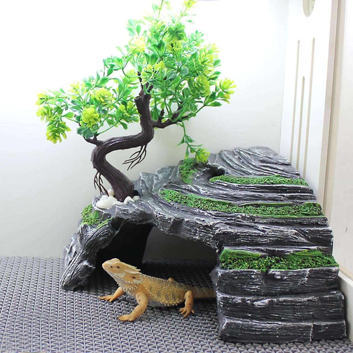 Escondite de resina para terrario, con diseño de roca y árbol en ángulo recto para maximizar el espacio en la esquina.
