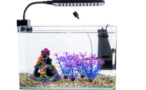Montaña de coral de resina colorida con 3 agujeros, ideal como escondite para peces Betta, incluye 4 plantas.