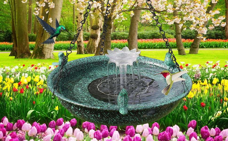 Baño de pájaros colgante con fuente solar. Decoración de jardín de metal.