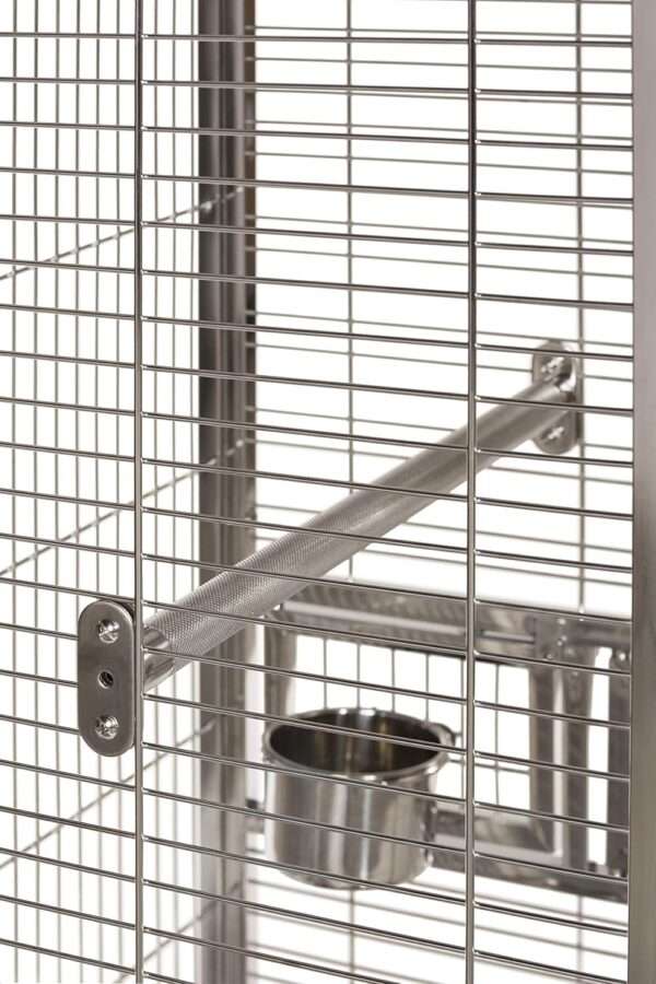 Jaula de acero inoxidable para loros con perchas de metal.