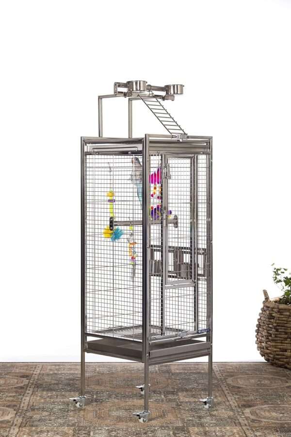 Jaula de acero inoxidable para loros con perchas de metal.