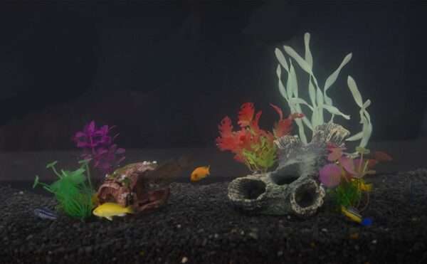Kit de 12 decoraciones para acuario: tronco, barril, estrella de mar y 9 plantas artificiales suaves.