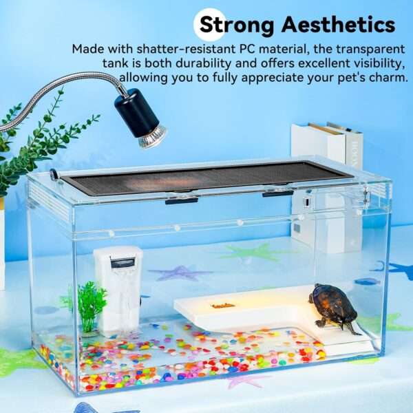 Un kit completo de acuario para tortugas, mostrando un tanque de policarbonato con filtro, lámpara, plataforma y una vista de alta definición.