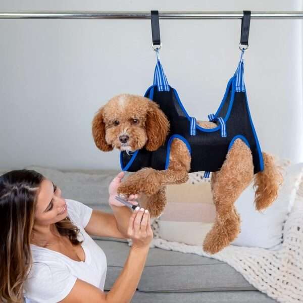 Hamaca de sujeción para perros y gatos en kit de aseo, ideal para baño y corte de uñas sin estrés.