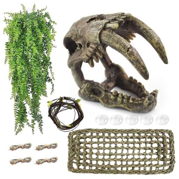 Un kit de decoración de terrario con temática de calavera Diente de Sable, incluyendo una hamaca de fibra natural y enredaderas artificiales.
