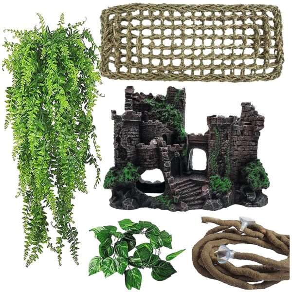 Un kit de decoración para terrario de Dragón Barbudo, mostrando el castillo medieval de resina, una hamaca y plantas colgantes.
