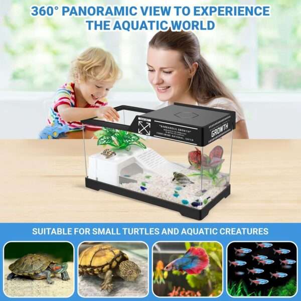 Un kit completo de inicio para tortugas, mostrando un acuario de acrílico, plantas decorativas y una plataforma multifuncional.