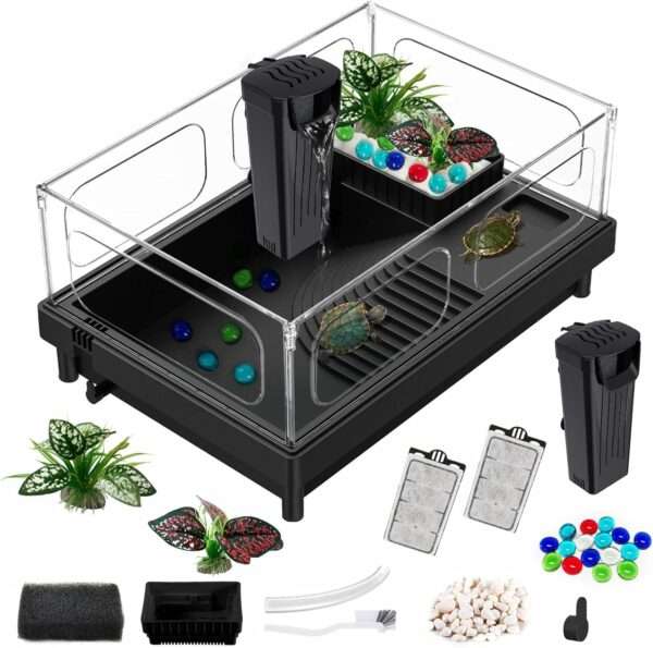 Un kit completo de inicio para tortugas, mostrando un acuario de acrílico con sus medidas, un filtro, una plataforma y otros accesorios.