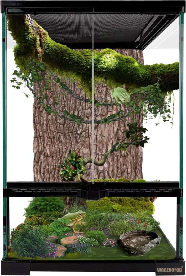 Un mini terrario de vidrio con apertura frontal y malla superior, ideal para reptiles y anfibios pequeños.