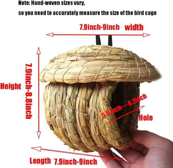 Una cabaña de pájaros de hierba natural tejida a mano, con un diseño de bolsillo, colgada de una rama de árbol para aves pequeñas.