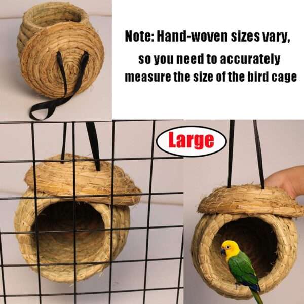 Una cabaña de pájaros de hierba natural tejida a mano, con un diseño de bolsillo, colgada de una rama de árbol para aves pequeñas.