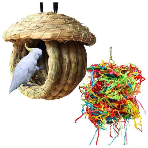 Una cabaña de pájaros de hierba natural tejida a mano, con un diseño de bolsillo, colgada de una rama de árbol para aves pequeñas.