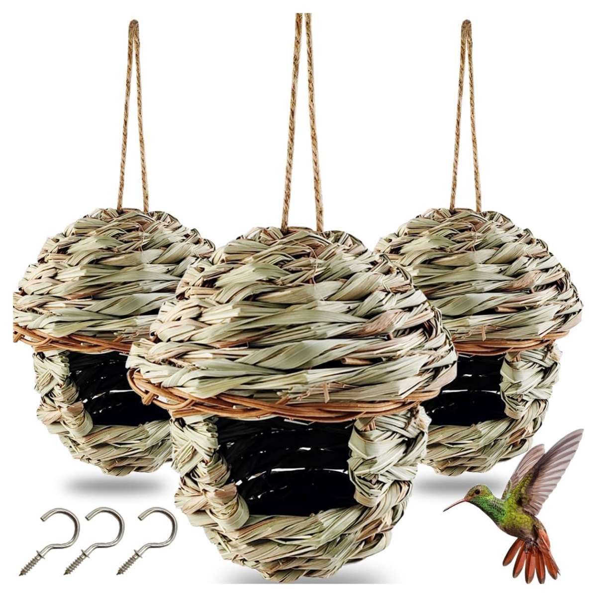 Tres casas de pájaros de paja natural tejidas a mano, con un diseño de cabaña, colgadas en un entorno de jardín.