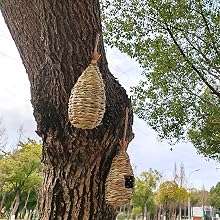 Un nido de pájaros de hierba de hibisco con forma de gota, tejido a mano, colgado de una rama, parte de un pack de cuatro.