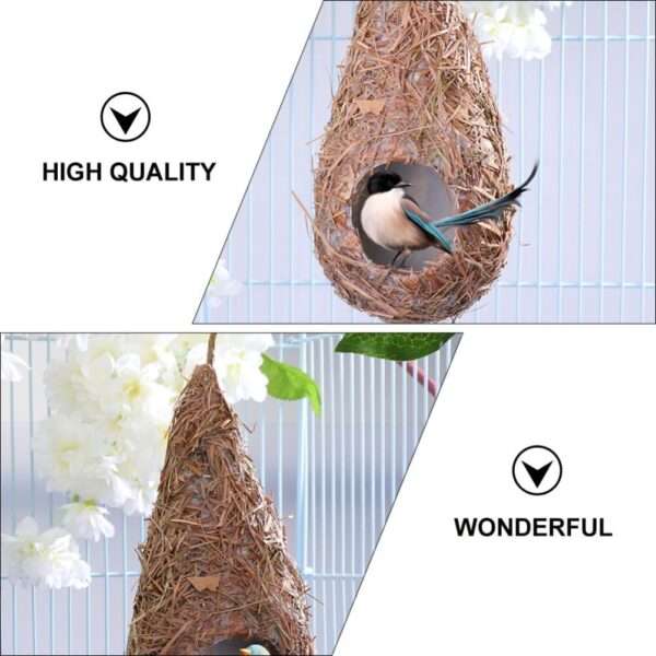 Cuatro casas de colibrí tejidas a mano con paja natural, colgando de una rama en un jardín.