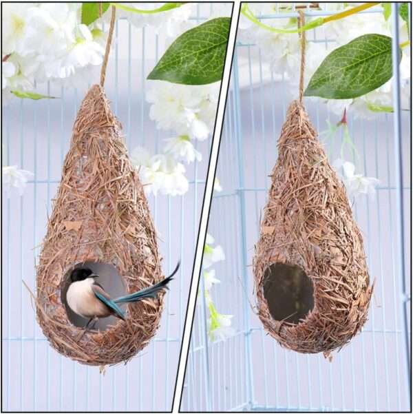 Cuatro casas de colibrí tejidas a mano con paja natural, colgando de una rama en un jardín.
