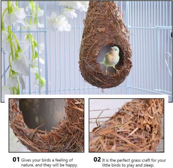Cuatro casas de colibrí tejidas a mano con paja natural, colgando de una rama en un jardín.