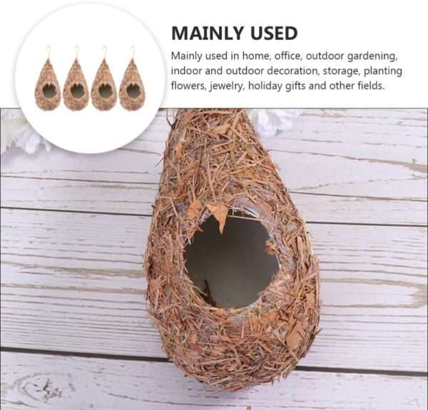 Cuatro casas de colibrí tejidas a mano con paja natural, colgando de una rama en un jardín.