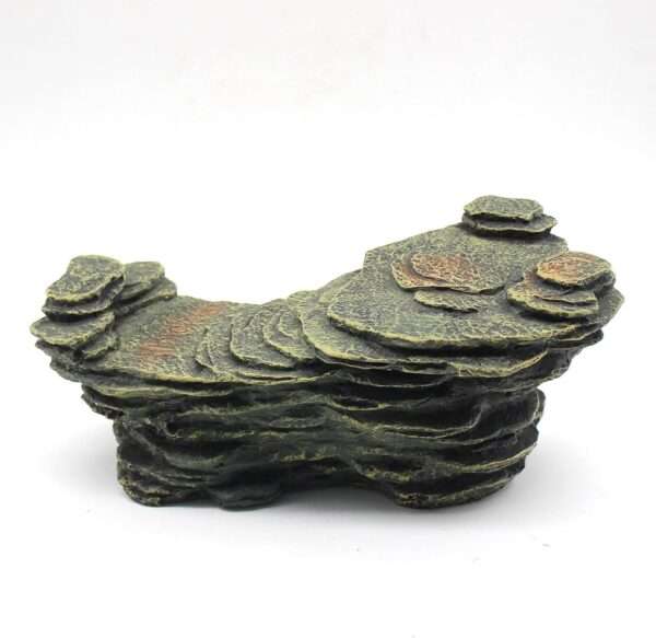 Plataforma de resina con diseño de roca natural, ideal para que reptiles y anfibios se escondan y tomen el sol.