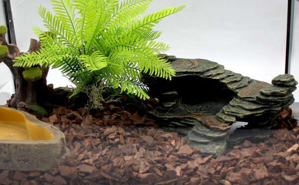 Plataforma de resina con diseño de roca natural, ideal para que reptiles y anfibios se escondan y tomen el sol.