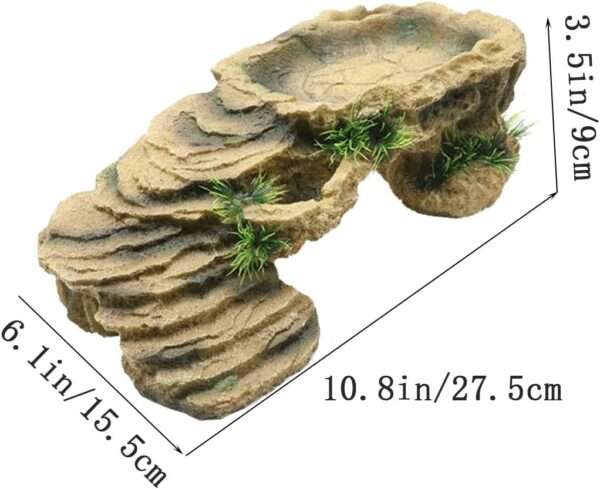 Plataforma de resina (27x15x9 cm) para tortugas, con diseño de roca trapezoidal y un área de comedero integrada en la parte superior.