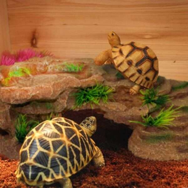 Plataforma de resina (27x15x9 cm) para tortugas, con diseño de roca trapezoidal y un área de comedero integrada en la parte superior.