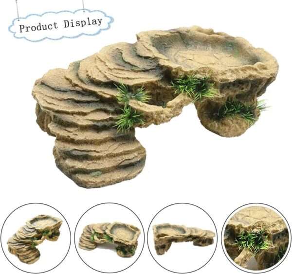 Plataforma de resina (27x15x9 cm) para tortugas, con diseño de roca trapezoidal y un área de comedero integrada en la parte superior.