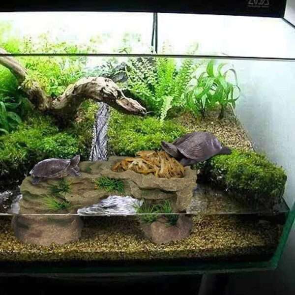 Plataforma de resina (27x15x9 cm) para tortugas, con diseño de roca trapezoidal y un área de comedero integrada en la parte superior.