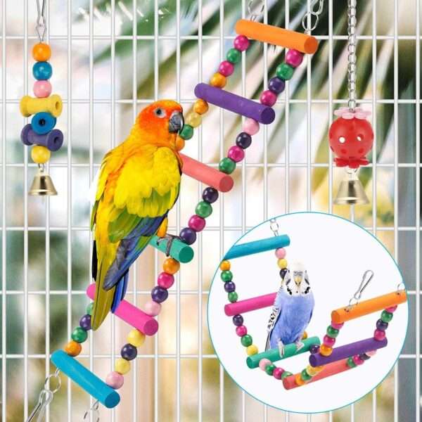 Un set de 11 juguetes de madera natural y coloridos, con campanas y ganchos, colgados en una jaula para pájaros.