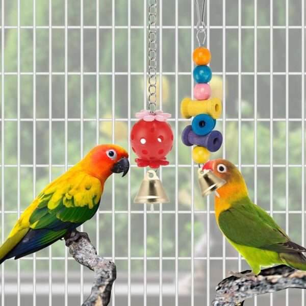Un set de 11 juguetes de madera natural y coloridos, con campanas y ganchos, colgados en una jaula para pájaros.